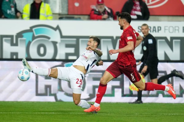 Kampf um jeden Ball im Spiel Kaiserslautern gegen Düsseldorf. - © Thomas Frey/dpa