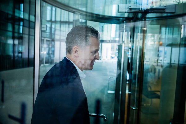 Unions-Vertreter Thorsten Frei auf dem Weg zur nächsten Verhandlungsrunde in der SPD-Zentrale. - © Christoph Soeder/dpa