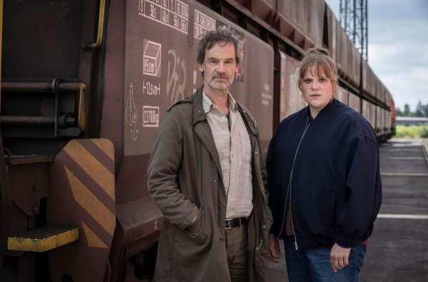 Peter Faber (Jörg Hartmann) und Rosa Herzog (Stefanie Reinsperger) haben einen tödlichen Autounfall im «Tatort: Abstellgleis» aufzuklären. - © Thomas Kost/WDR/dpa