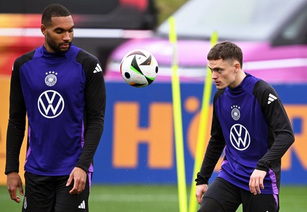 Die Nationalspieler Jonathan Tah (l) und Florian Wirtz nehmen am Training teil. - © Arne Dedert/dpa