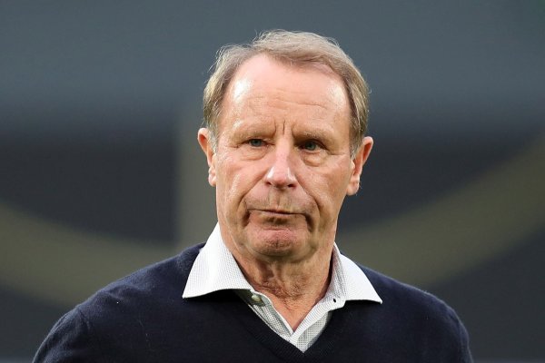 Der Deutsche Berti Vogts geht beim Aufwärmtraining über den Platz - © Daniel Karmann/dpa/Archiv