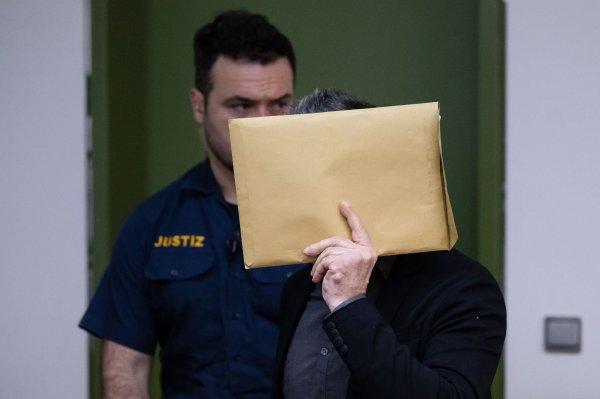 Der wegen des Besitzes und der gewerbsmäßigen Verbreitung von Kinderpornografie Angeklagte wird vor Prozessbeginn in den Gerichtssaal geführt. - © Sven Hoppe/dpa