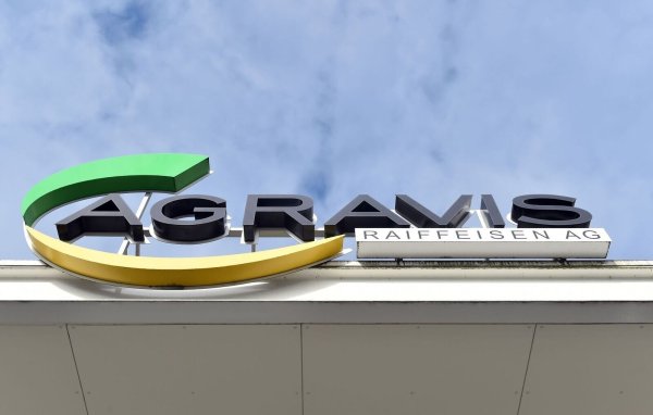 Das Logo der Agravis Raiffeisen AG an der Zentrale in Münster. - © Caroline SeidSeidel-Dißmannel/dpa/Archiv
