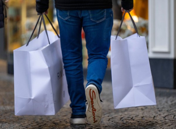 Eine Einkaufsstraße in der City West in Berlin. Der Einzelhandel in den Stadtzentren hat sich laut einer Analyse des Ifo-Instituts nach der Corona-Pandemie nicht wieder erholt. - © Monika Skolimowska/dpa