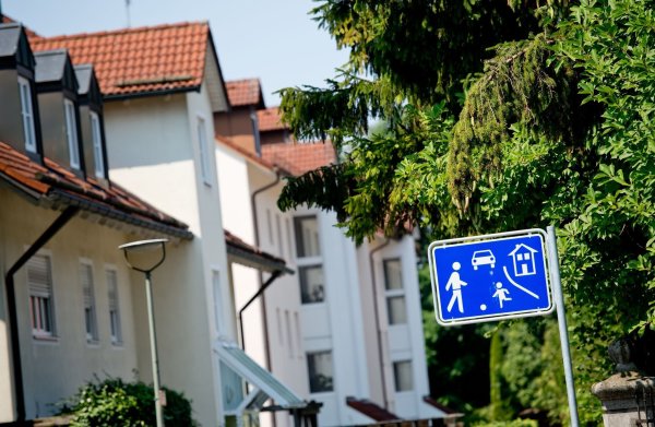 Beim Alter der Wohngebäude gibt es einer Daten-Auswertung durch Check24 zufolge große regionale Unterschiede. Den modernsten Gebäudebestand gibt es demnach mit dem Durchschnittsbaujahr 1996 in Bayern. - © Sven Hoppe/dpa