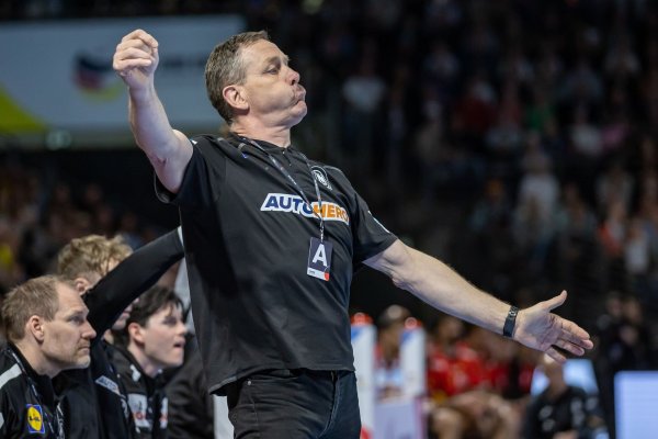 Bundestrainer Alfred Gislason freut sich auf die Handball-EM. - © Andreas Gora/dpa