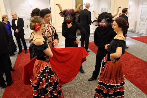 Viel Abwechslung: Beim Theaterball im Landestheater wirkten die Schauspieler als Walking Acts. - © Thomas Dohna
