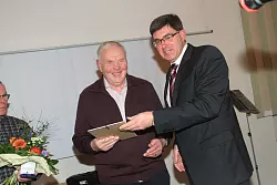 Die Bürgermedaille wurde in einem festlichen Rahmen im Steinheimer Rathaussaal verliehen. - © Madita Peine