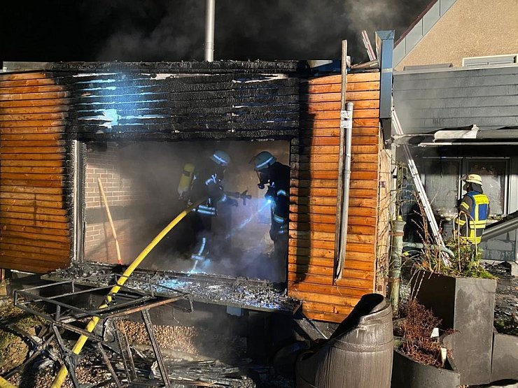 In Hillentrup ist in einem Garagenanbau ein Feuer ausgebrochen. - © Feuerwehr Dörentrup