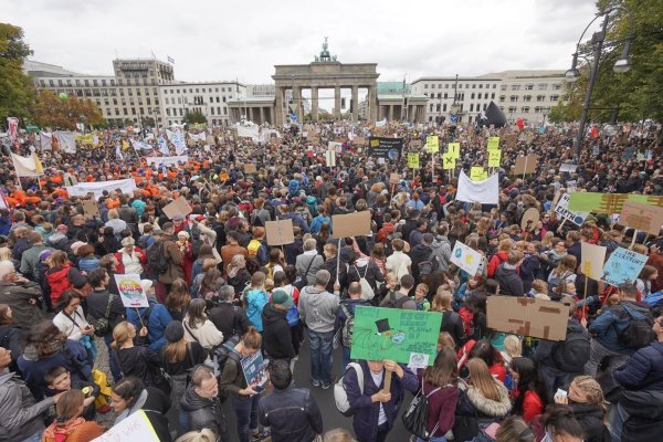 Demonstranten in Berlin - © Foto: Jörg Carstensen