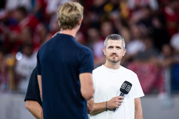 Ex-Fußballprofi Sebastian Kneißl (r) saß in der Videobeweis-Zentrale im Kölner Keller. - © Tom Weller/dpa