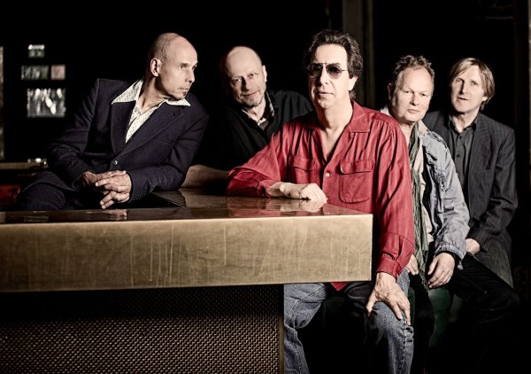 Daniel Cordes (l-r), Burghard Rausch, Michael Hoenig, Gustl Lütjens und Lutz «Lüül» Graf-Ulbrich von der Band Agitation Free haben ein neues Album. - © Max Schwarzlose/Another Dimension/dpa