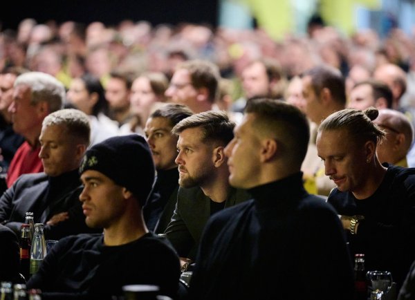 Die BVB-Spieler bei der Mitgliederversammlung in Dortmund. - © Bernd Thissen/dpa