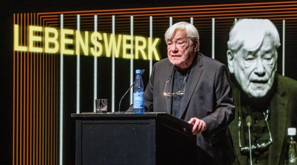 Der Dramaturg Klaus Zehelein hält seine Dankesrede. Er wurde in Hamburg für sein Lebenswerk ausgezeichnet. - © Markus Scholz/dpa