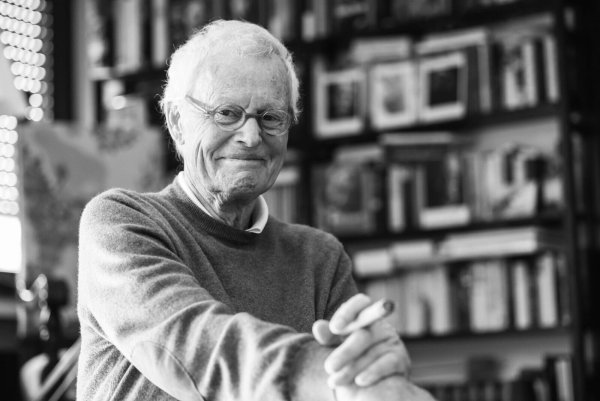 Der Porträtfotograf Konrad Rufus Müller sitzt in seinem Wohnzimmer. - © Oliver Berg/dpa