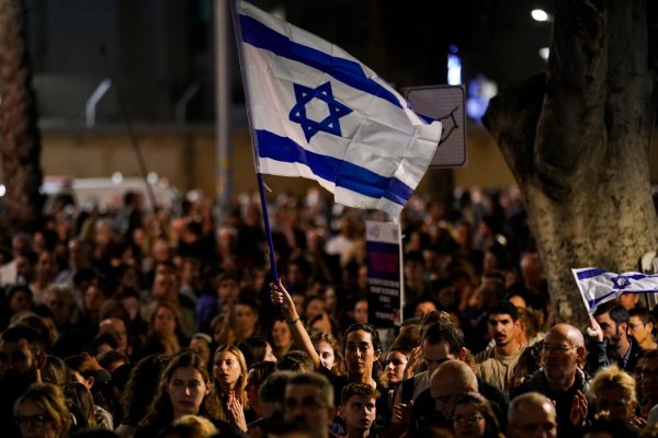 Menschen nehmen in Tel Aviv an einer Solidaritätskundgebung für die von der Hamas entführten Geiseln teil. - © Leo Correa/AP/dpa