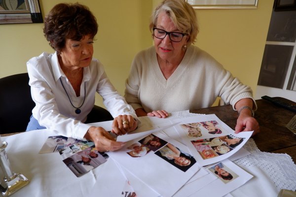 Margarete Visser (links) und Monika Steffen zeigen, welche Frisuren in den 50ern im Trend lagen. Modische Vorbilder waren Marilyn Monroe oder Audrey Hepburn. - © Lorraine Brinkmann