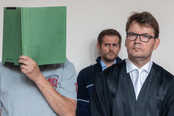 Ende des Versteckspiels: Heiko V. nimmt ein letztes Mal in Saal 165 Platz – daneben sein Verteidiger Jann Henrik Popkes. - © Jannik Stodiek