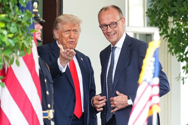 Trump gab sich bei der Begegnung betont freundlich, machte Merz Komplimente für sein gutes Englisch und klammerte mögliche strittige Themen weitgehend aus. - © Michael Kappeler/dpa Pool/dpa