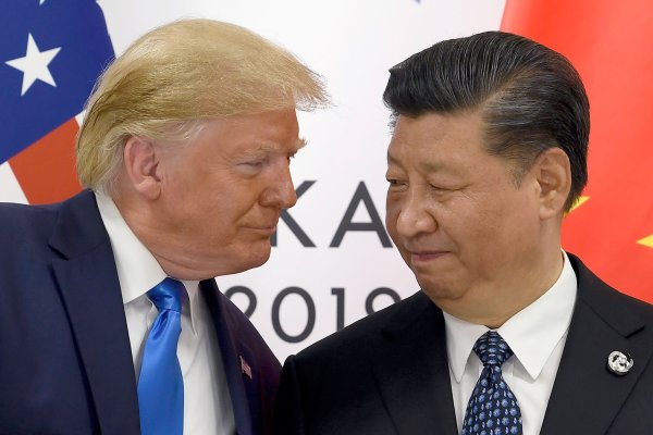 Inmitten des schweren Handelskonflikts zwischen den USA und China haben Donald Trump und Xi Jinping (r) miteinander telefoniert. (Archivbild) - © Susan Walsh/AP/dpa