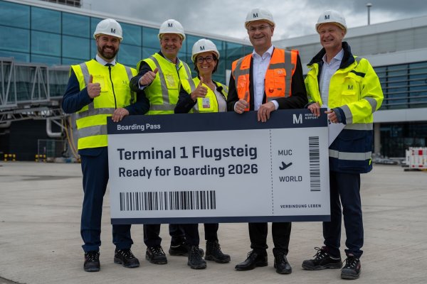 Sechs Millionen Passagiere im Jahr entsprechen etwa den Fluggastzahlen des Flughafens Hannover, wie Finanzminister Albert Füracker (in orange) sagt - © Leonie Asendorpf/dpa