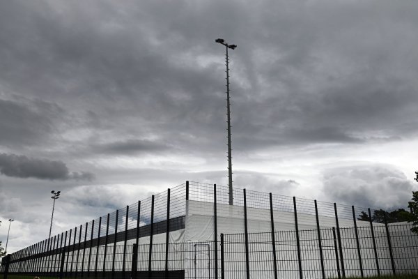 Dunkle Wolken über dem Trainingsplatz: Das Wetter passte zur tristen Stimmung im DFB-Quartier am Tag nach dem 1:2 gegen Portugal. - © Federico Gambarini/dpa
