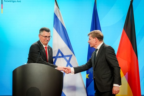 Wadephul (CDU) wird beim Treffen mit seinem israelischen Amtskollegen Gideon Saar deutlich. - © Kay Nietfeld/dpa