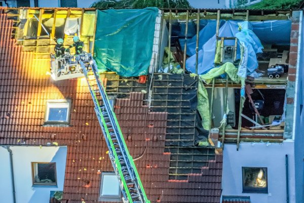 In Ulm wurden infolge des Unwetters mehrere Wohnhausdächer abgedeckt - war es ein Tornado? - © Jason Tschepljakow/dpa