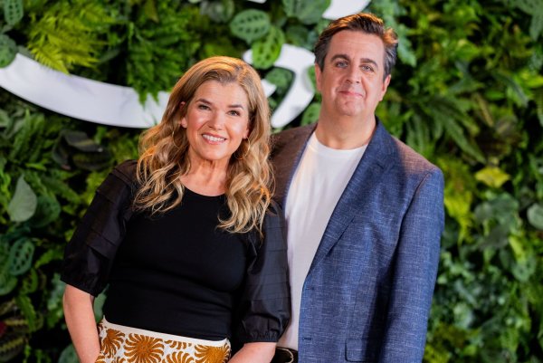 Anke Engelke und Bastian Pastewka können gut miteinander - und dafür gibt es einen Grund. - © Rolf Vennenbernd/dpa