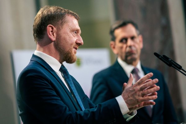Im Ziel sind sich Bund und Länder einig: Die Wirtschaft soll entlastet werden. Das dürfe die Kommunen aber nicht über Gebühr belasten, verlangen die Ministerpräsidenten. - © Carsten Koall/dpa