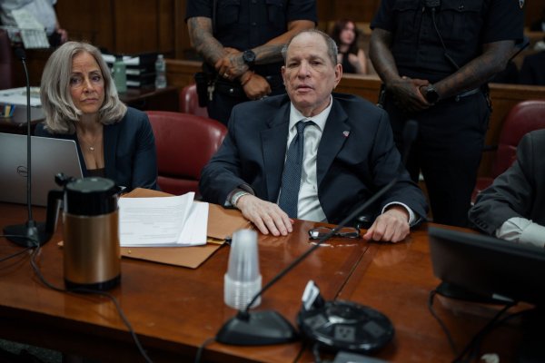 Weinstein geht es im aktuellen Verfahren darum, seinen Namen reinzuwaschen. (Archivbild) - © Olga Federova/EPA Pool via AP/dpa