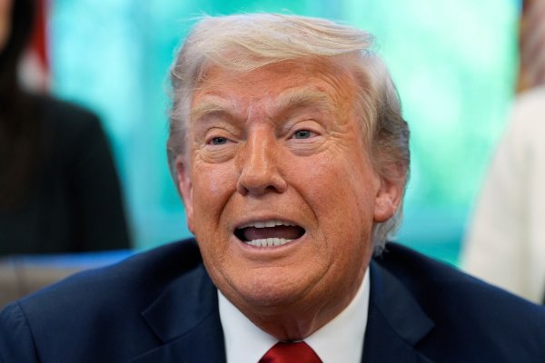 Donald Trump lässt kein gutes Haar an seinem Vorgänger. (Archivbild) - © Alex Brandon/AP/dpa