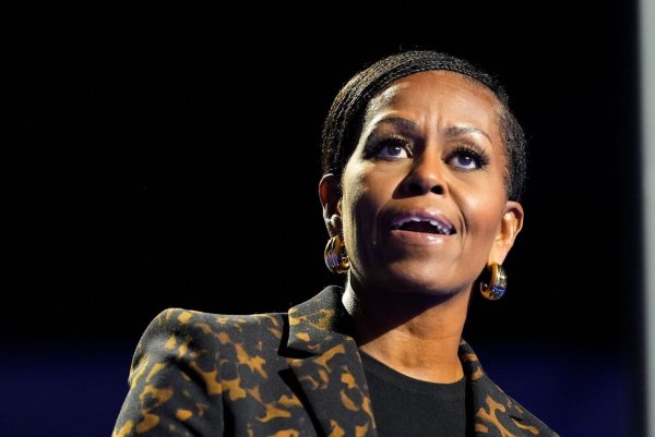 Bringt ein weiteres Buch auf den Markt: Michelle Obama. (Archivbild) - © Jacquelyn Martin/AP/dpa