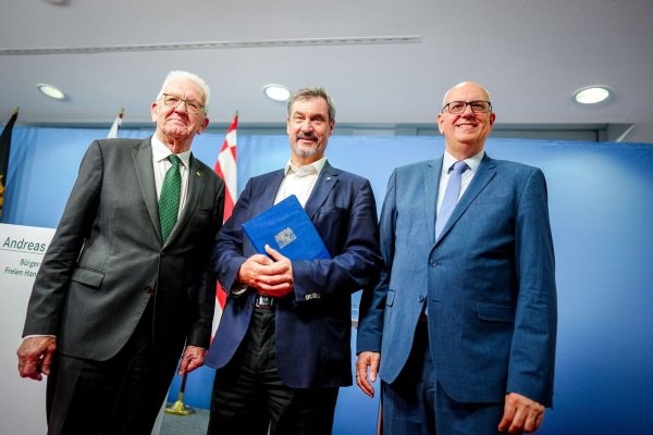 Drei Länder für die Raumfahrt: Deutschland soll mehr Geld geben. Dafür machen sich Winfried Kretschmann (l-r), Markus Söder und Andreas Bovenschulte stark. - © Kay Nietfeld/dpa