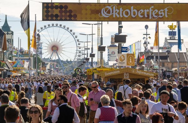 Wie voll ist zu voll? Münchens Wiesn-Chef will keine Jagd auf Besucherrekorde (Archivbild). - © Peter Kneffel/dpa