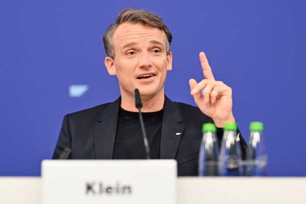 SAP-Chef Klein wehrt sich gegen Kritik wegen gestrichener Frauenquote. (Archivbild) - © Uwe Anspach/dpa