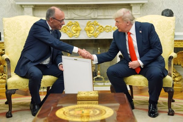 Merz übergab das Gastgeschenk im Oval Office. - © Evan Vucci/AP/dpa