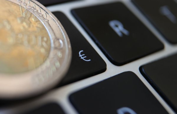 Die Einführung des digitalen Euro wird nach einer Studie der Beratungsgesellschaft PwC erhebliche Kosten für europäische Banken verursachen. - © Karl-Josef Hildenbrand/dpa