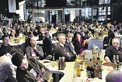 Blick in den vollen Zuschauersaal: Frauen waren eher die Ausnahme &ndash; ebenso eingenickte Teilnehmer (vorne). - &copy; Barbara Franke