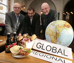 Auch der Welthandel bestimmt die Preise von Nahrungsmitteln. Die Landwirte Hubertus Beringmeier, Herbert Quakernack und Wilhelm Br&uuml;ggemeier (v. l.) vor einer Weltkugel. - &copy; Wolfgang Rudolf