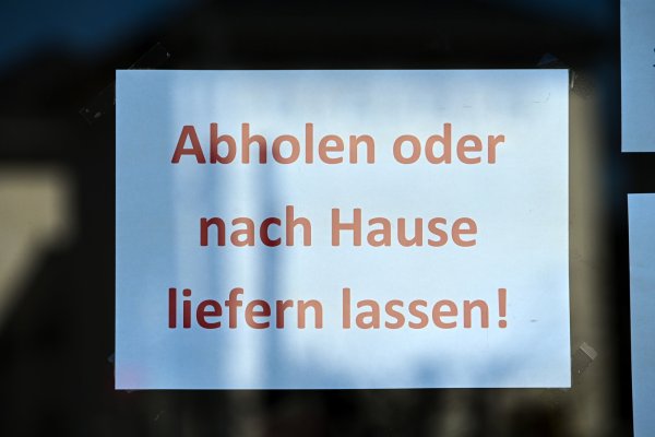 "Abholen oder nach Hause liefern lassen" steht in der Fensterfront eines Geschäftes. - © Uwe Zucchi/dpa