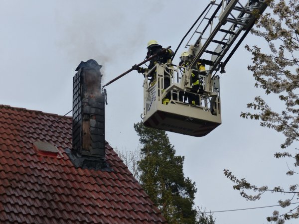 Ein brennender Schornstein hat die Feuerwehr beschäftigt. - © Feuerwehr Kalletal/Horst Brinkmann