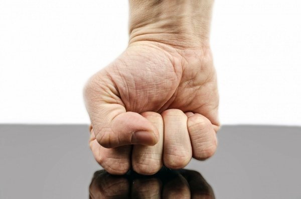 Ein 84-Jähriger hat einem 77-Jährigen einen Faustschlag verpasst. - © Symbolbild: Pixabay