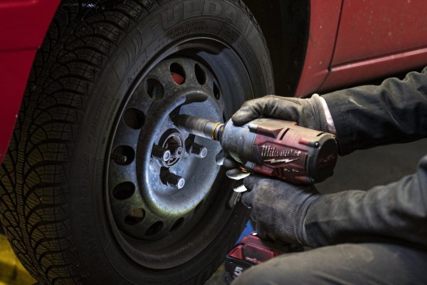 Reifenwechsel - © Foto: Fabian Sommer/dpa