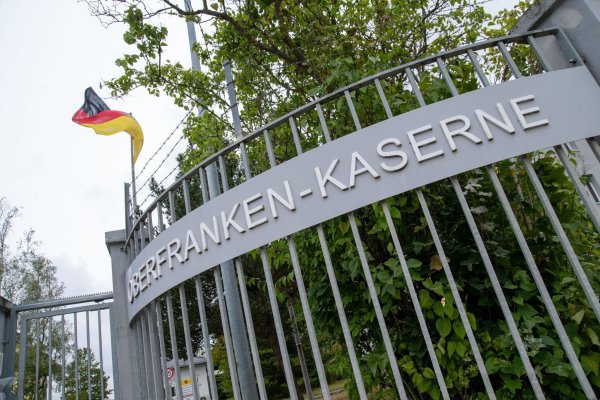 Ein 27 Jahre alter Syrer soll geplant haben, mit zwei Macheten möglichst viele Soldaten in der Innenstadt von Hof zu töten. - © Pia Bayer/dpa