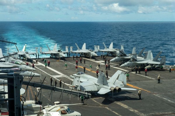Die USA ziehen den Flugzeugträger «USS Theodore Roosevelt» aus dem Roten Meer ab. (Archivbild) - © Seaman Ryan Holloway/U.S. Navy/dpa