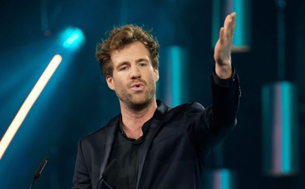 Nach mehreren Show-Absagen wegen seiner verunglimpfenden Aussagen über Behinderte will Comedian Luke Mockridge wieder auf die Bühne (Archiv-Foto). - © Henning Kaiser/dpa