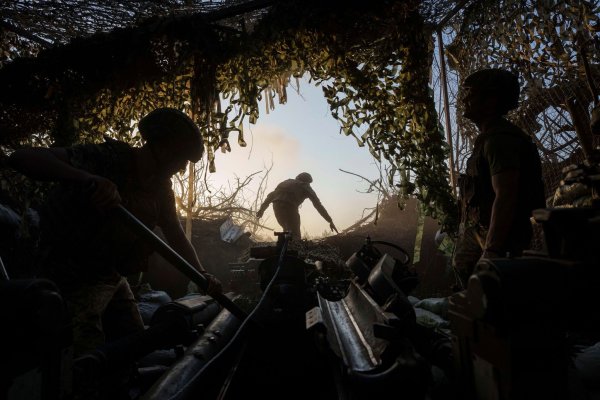 Die ukrainischen Truppen sind in der Region Donezk weiter in der Defensive. (Archivbild) - © Evgeniy Maloletka/AP/dpa