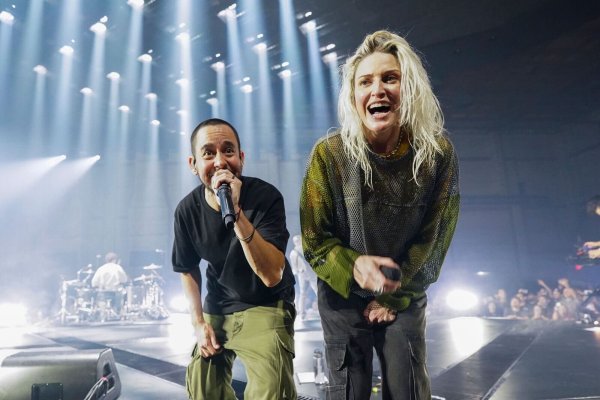 Mike Shinoda (l) und Emily Armstrong, die neue Frontfrau von Linkin Park. - © Jordan Strauss/Invision/AP/dpa