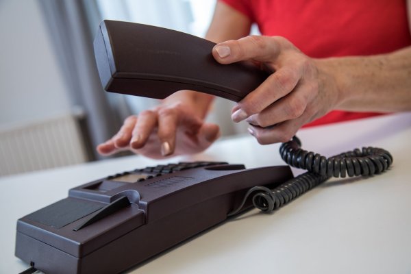 Nutzer, die bisher Call-by-Call nutzen, können dies noch bis Ende 2024 tun und danach auf das Callthrough-Verfahren oder kostenlose Anrufe über Messenger-Apps umsteigen. - © Christin Klose/dpa-tmn